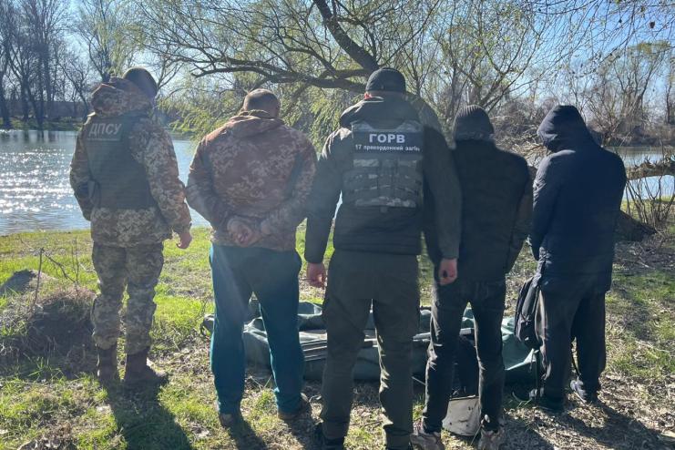 Поблизу Кілії затримано чоловіків, які переправляли військовозобов’язаних  на гумовому човні до Румунії