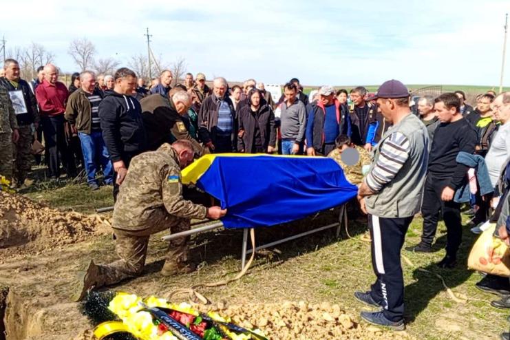 Серпневе зі сльозами та смутком попрощалося із загиблим воїном Віталієм Димчогло