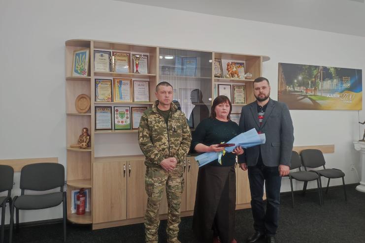 Назавжди 30: матері бойового медика Романа Воробйова передали посмертну нагороду сина