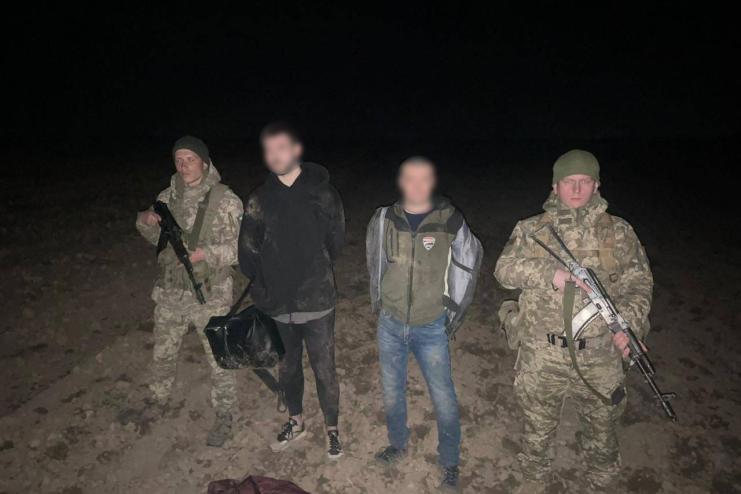 Ізмаїльські прикордонники затримали незаконних нічних мігрантів, які ховались у ріллі