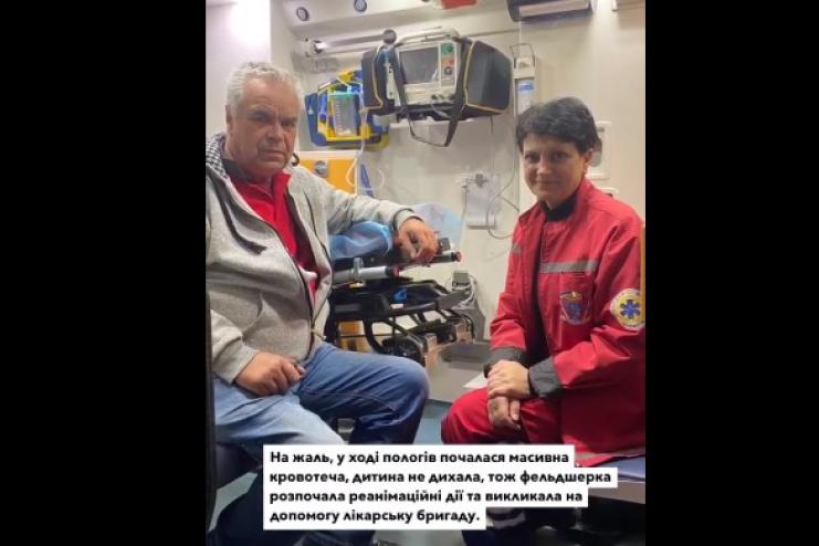 Медики одеської екстренки врятували мати з немовлям