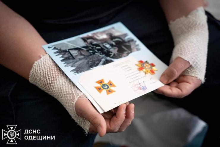 В Одесі 8 рятувальників отримали нагрудні знаки "За відвагу в надзвичайній ситуації"
