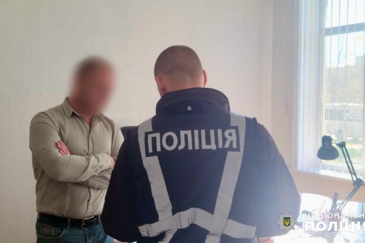 «Працевлаштовував» громадян та отримував їхню зарплатню: на Одещині директор комунального підприємства та його спільниця отримали підозри