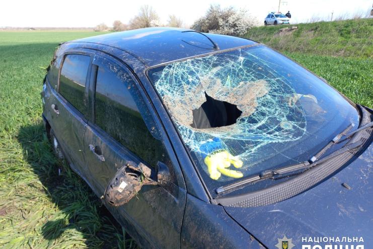 На Одещині автівка вилетіла в кювет і перевернулась: є постраждалі
