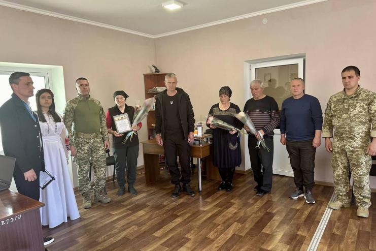 На Тарутинщині матерям загиблих захисників вручили "Орден матері бійця"