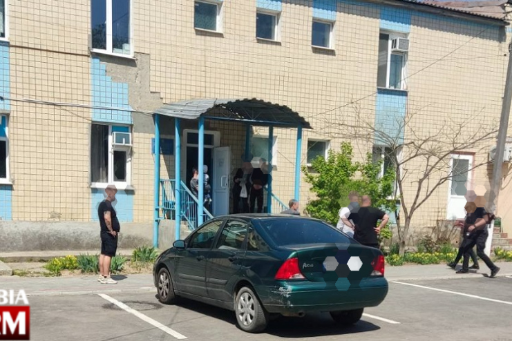 Озброєний чоловік налякав персонал та хворих в поліклініці на Болградщині