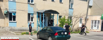 Озброєний чоловік налякав персонал та хворих в поліклініці на Болградщині