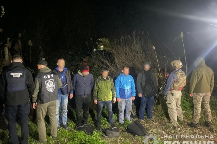Поліцейські ліквідували нелегальну схему переправляння ухилянтів через річку на Одещині