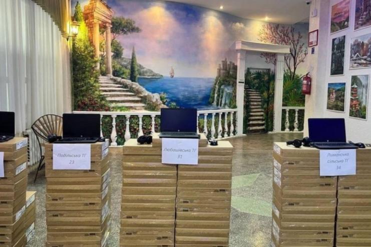 Школярі Южненської громади Одеської області отримали 140 ноутбуків