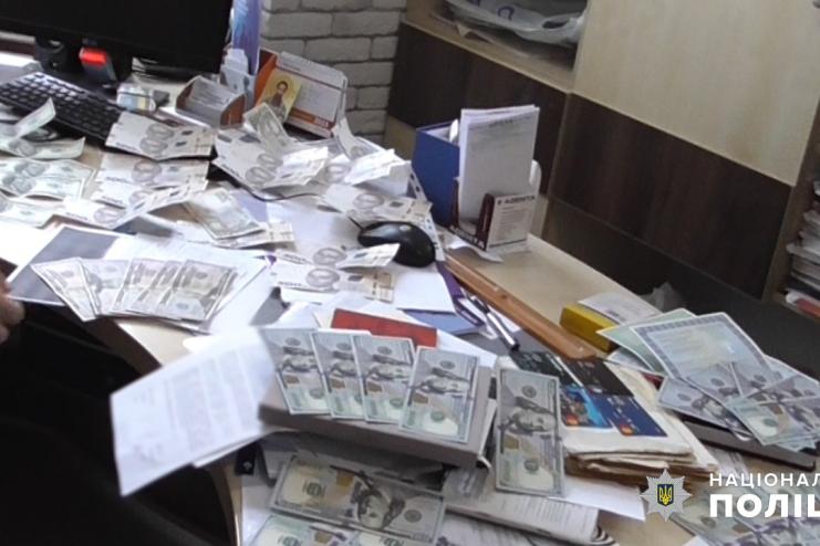 Чергову посадовицю затримали на хабарі за сприяння в отриманні підстав для відстрочки від призову (відео)