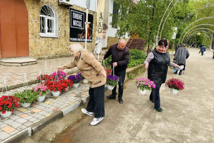 У Тарутиному проспект Миру прикрасили різнокольоровими петуніями