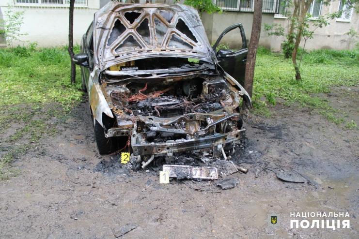 Один підпалив, інший – зняв відео: в Одесі підліток спалив авто коктейлем Молотова