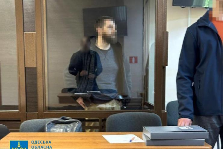 Суд оголосив вирок одеситу, який поширював та публічно використовував комуністичну символіку