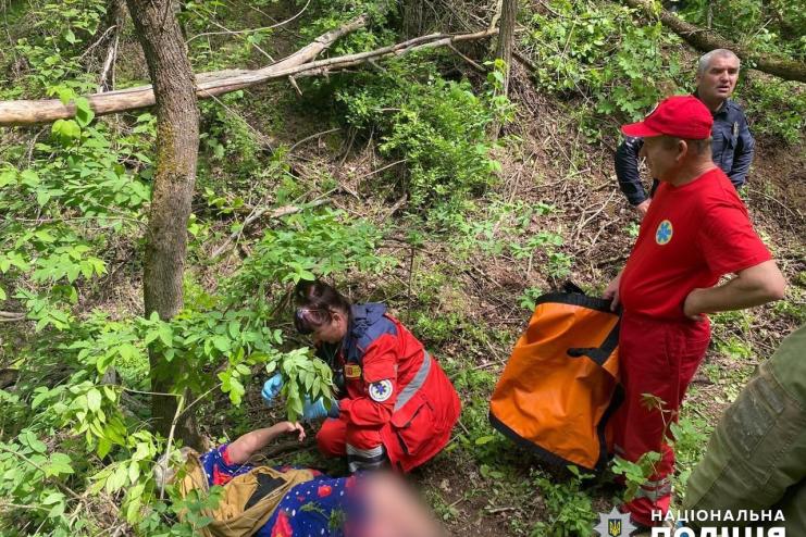 В Болградському районі літня жінка заблукала у лісі і впала в яр (відео)