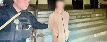 В Одесі поліцейські оперативно затримали раніше судимого молодика, який на зупинці пограбував водія маршрутного таксі