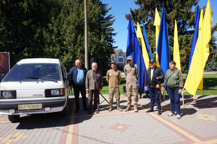 Батьки загиблого 22-річного військового з Одещини придбали автомобіль для ЗСУ