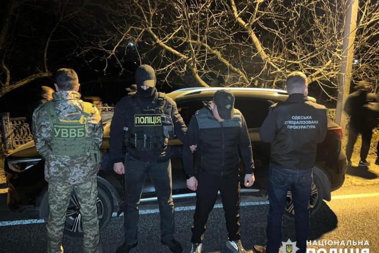 Не змогли підкупити прикордонника: на межі з Молдовою затримали 2 перевізників та 4 військовозобов'язаних