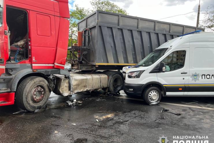 Правоохоронці везли затриманих: службовий автомобіль поліцейських з конвоєм потрапив в ДТП (відео)