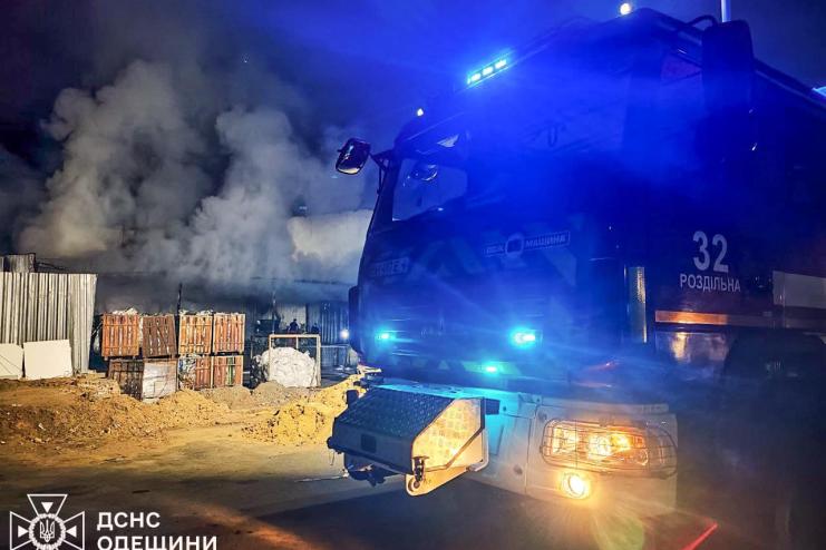 На Одещині 22 вогнеборця гасили масштабну пожежу