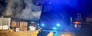 На Одещині 22 вогнеборця гасили масштабну пожежу