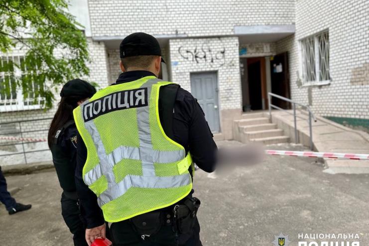 Порізав жінку та власну дитину, а потім вистрибув з балкона: поліція Одещини розлідує обставини трагедії