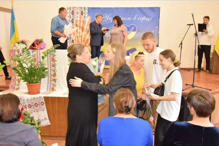 У Саратській селищній раді відбувся яскравий захід, присвячений вшануванню жінки-матері, жінки-героїні