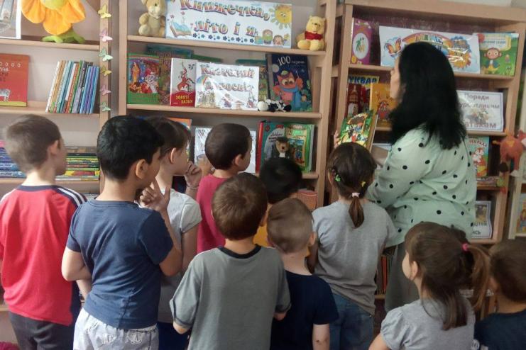 Коли немає світла та зв'язку,  діти повертаються до книжок