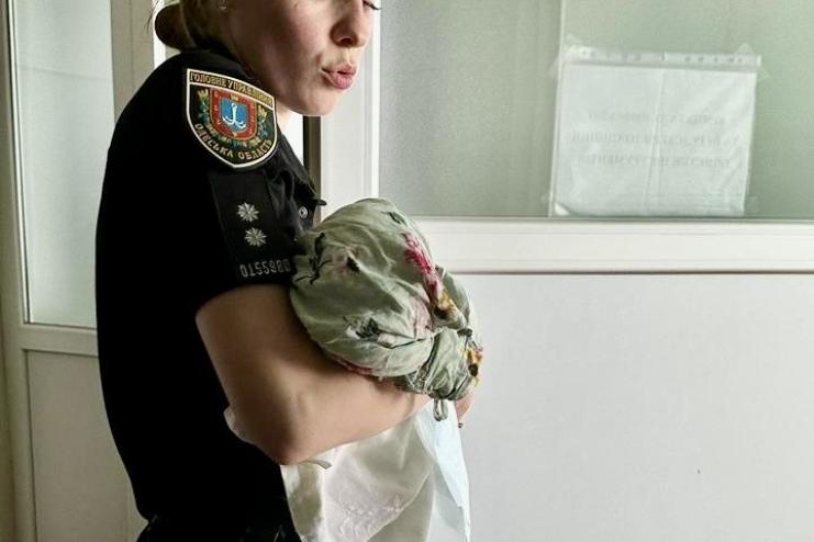 П’ятьох її дітей опікує мати: у жінки, яка носила новонароджену у пакеті, дитину відібрали 