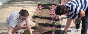 Нехай Герої-земляки бачать з неба квіти: в Сараті біля Стіни пам’яті діти та педагоги висадили квіти