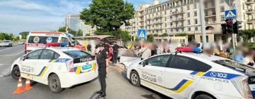 Поліцейські встановлюють обставини ДТП, в якій постраждав водій та троє пішоходів