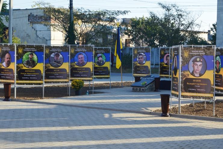 Нічого святого: в Кілії з Алеї Слави загиблих Героїв періодично крадуть квіти