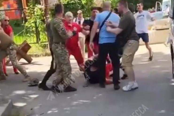 В Одесі працівників швидкої допомоги утримували у військкоматі: їх колеги влаштували біля будівлі акцію протесту (відео) 