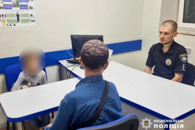 В Одесі 5-річна дитина без нагляду батьків ледь не випала з вікна багатоповерхівки