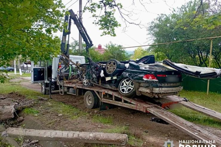 У Подільському районі пʼяний водій врізався в електроопору, дві людини загинули