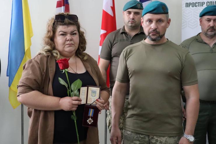 Матері загиблого від ракетного удару по Миколаєву Валерія Іванова передали нагороду сина