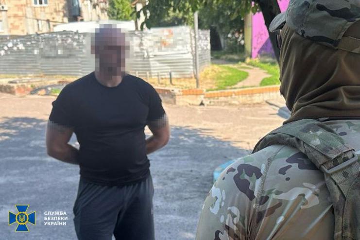 СБУ затримала рекетирів, які вибивали 5 млн грн із сім’ї загиблого воїна ЗСУ