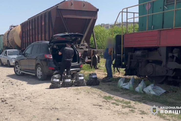 На півдні Одещини затримали машиніста, який зливав дизель із локомотива