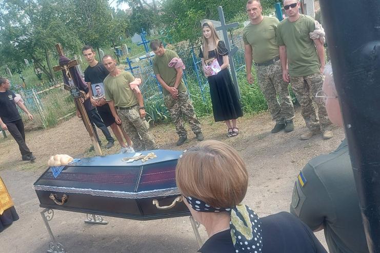 «Спи спокійно, Янголе»:  Павлівська громада провела в останню путь захисника України Горяйнова Дмитра