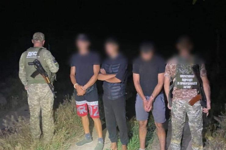 На Одещині іноземець  разом із братом переправляв ухилянтів за кордон