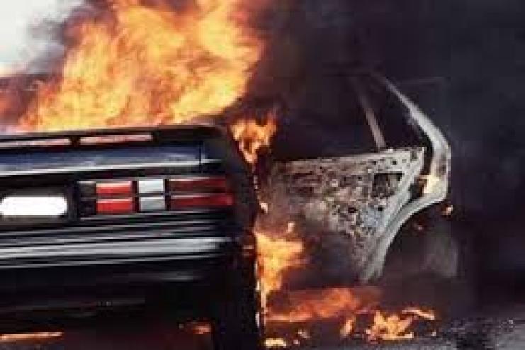 На Одещині, намагаючись самостійно загасити палаючу автівку, сильно постраждав чоловік