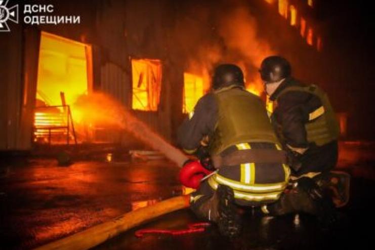 Війна отруює довкілля: внаслідок збройної атаки росії по складах на Одещині у повітря потрапило понад 240 тисяч тонн забруднюючих речовин