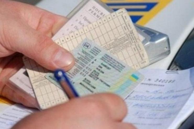 Українця позбавили прав водія на рекордний термін — понад 56 років