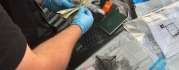 На Одещині поліцейські викрили оборудки 29-річного іноземця, який за 4000 доларів допомагав призовникам з документами для виїзду з України