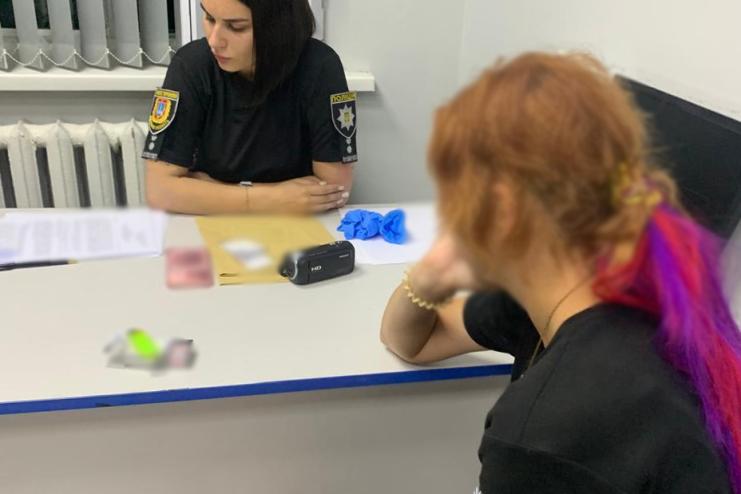 Вдарила ножем в живіт вдвічі старшу за себе жінку: на Одещині затримали 19-річну дівчину
