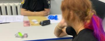 Вдарила ножем в живіт вдвічі старшу за себе жінку: на Одещині затримали 19-річну дівчину