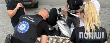 7000 доларів за перетин кордону: поліцейські Одещини затримали організатора нелегальної схеми