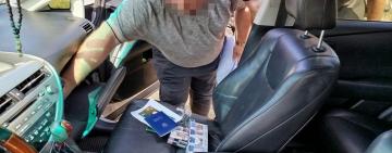 Золоті мрії на тлі незаконних схем: посадовець ДМС Одещини попався на хабарі