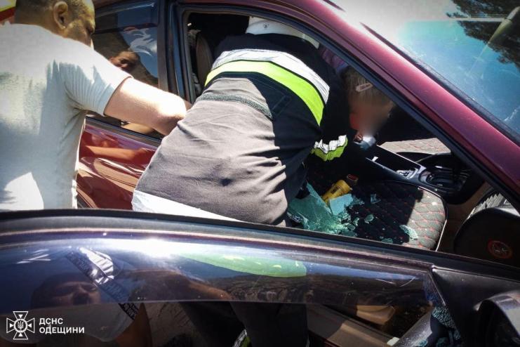 На Одещині рятувальники дістали з автівки 4-річну дитинку