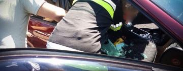 На Одещині рятувальники дістали з автівки 4-річну дитинку