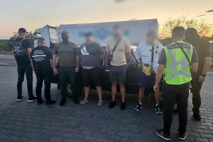 На Одещині правоохоронці затримали киянина, який за 10 тис дол організував канал переміщення чоловіків за кордон